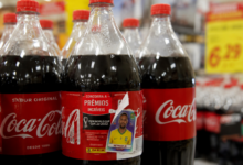 Coca-Cola recolhe garrafas após furto de figurinhas