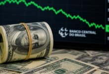 Dólar cai com expectativa por leilões do BC