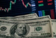 Dólar reage a tensão global e política