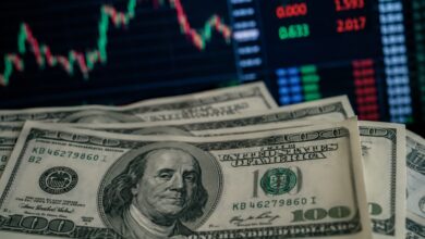 Dólar reage a tensão global e política
