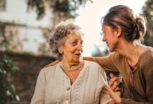 Adicional do INSS para mães avança na Câmara