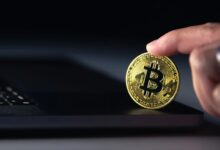 Bitcoin cai com crise global e pressão do Fed