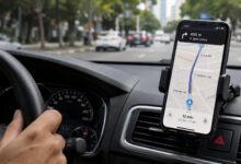 Celular no suporte do painel dá multa? Entenda a lei