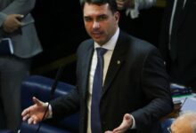 Flávio Bolsonaro causa constrangimento em audiência