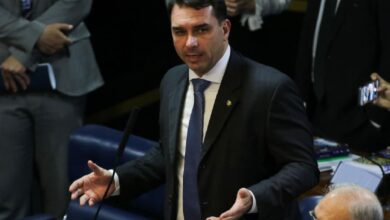 Flávio Bolsonaro causa constrangimento em audiência
