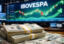 Ibovespa sobe 2,44% e mira novas máximas